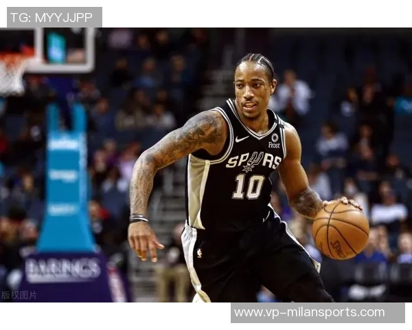 克拉克斯顿强势表现一攻一防完美配合助力球队稳住局势